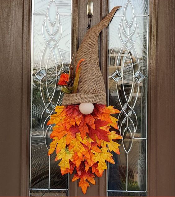 couronne de gnomes avec feuilles d'automne