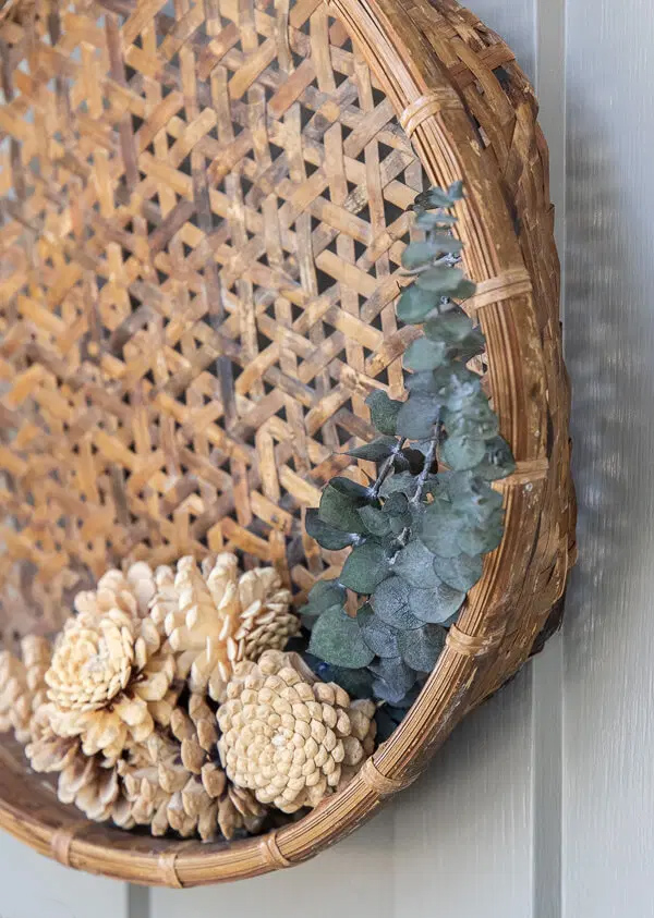 Couronne d'automne en pommes de pin et eucalyptus à faire soi-même