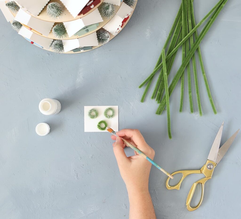 how to make mini wreaths out of pipe cleaner